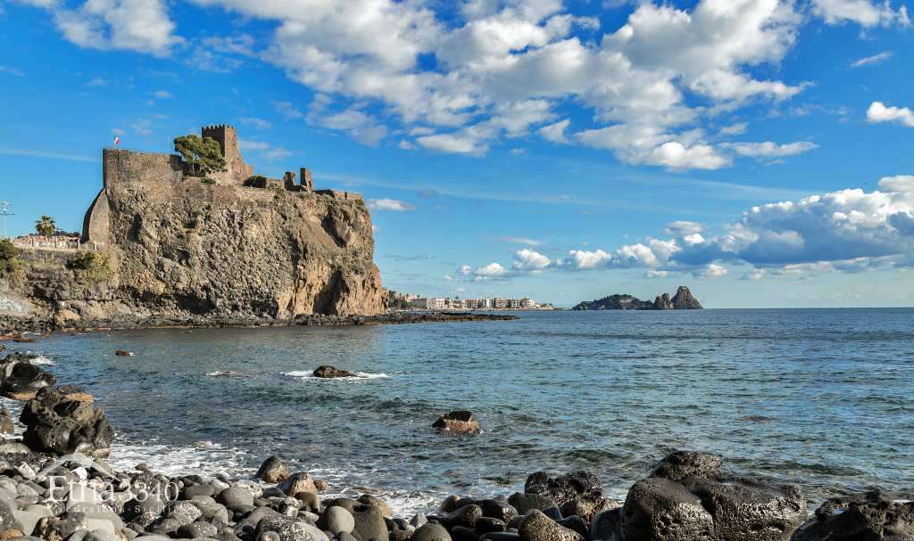 AciCastello et au fonf les "Faraglioni" de AciTrezza, Catane