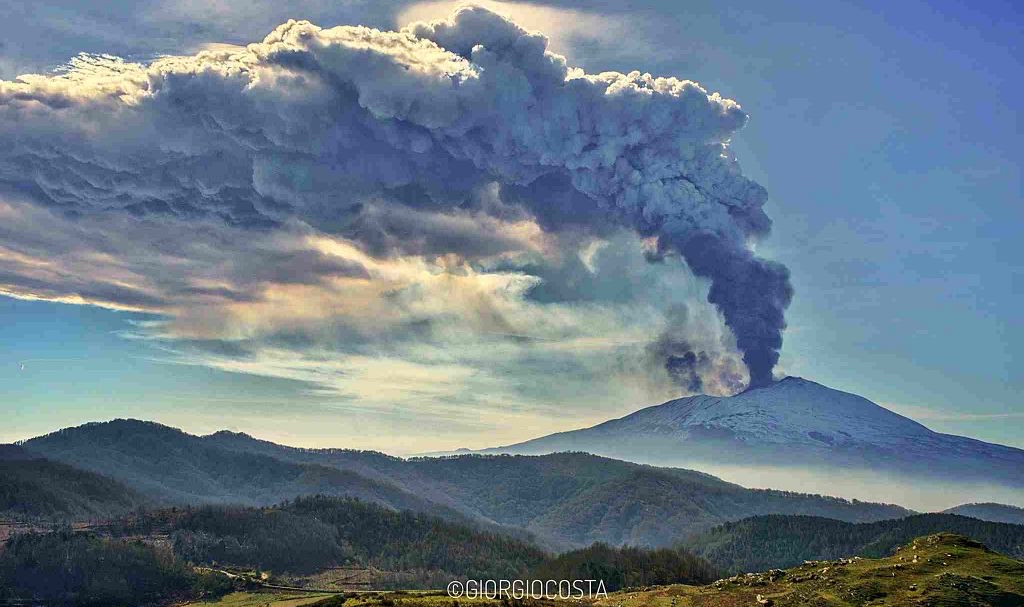 19-02-2021 Etna éruption. Photo de Giorgio Costa près des Mégalithes d'Argimusco (Montalbano Elicona, ME)