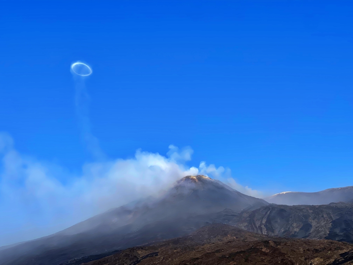 Vue du cratère Sud-Est (sommet Etna) et des anneaux (Excursion Etna Speciale Aube)