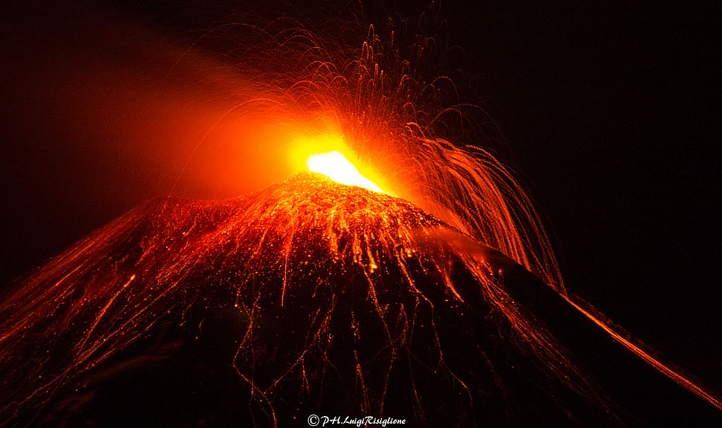 Photo de Luigi Risiglione, éruption Etna 15 fevrier 2021 zoom
