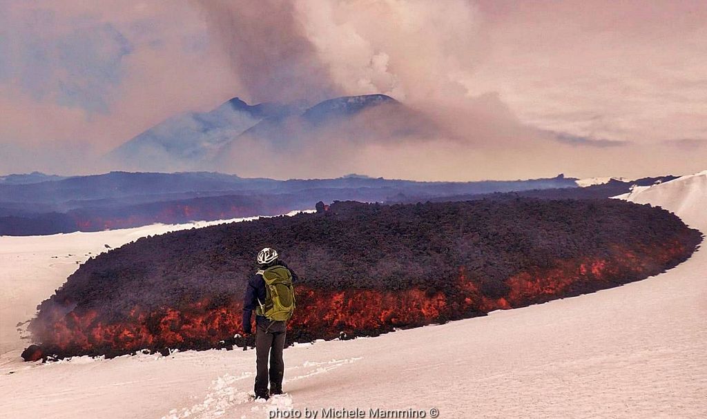 Éruption de l'Etna. Coulée de lave. Belle photo prise par Michele Mammino le 21 décembre 2020