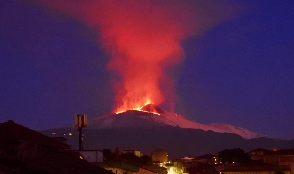 Belle photo de Boris Behncke. Fontaine de lave du Cratere di Sud-Est dell'Etna, à l'aube du 22.12.2020