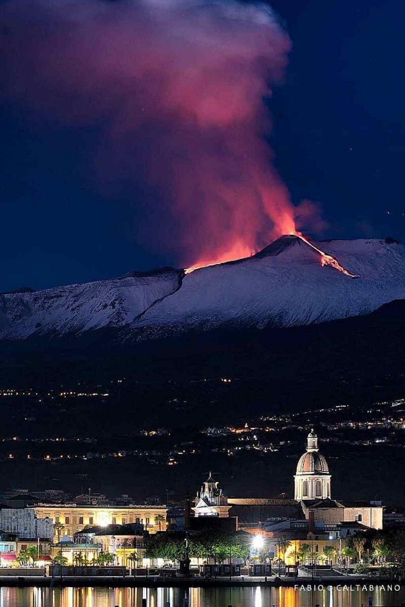 Etna en éruption, belle photo de Fabio Caltabiano, prise depuis le port de Riposto, 21.12.2020