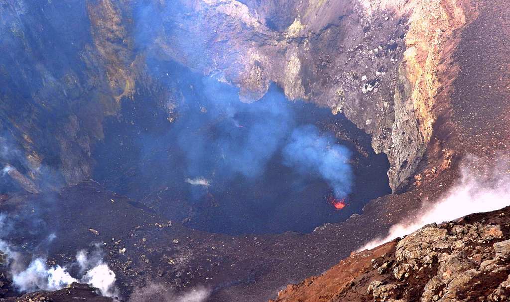 Activité strombolienne produite par différentes bouches intra-cratère au fond du cratère Nord-Est, le 26 octobre 2020.