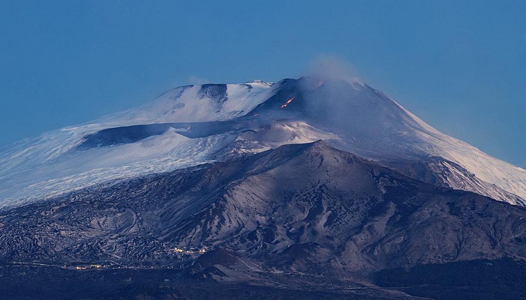 L'éruption du volcan Etna à l'aube du 14 décembre 2020