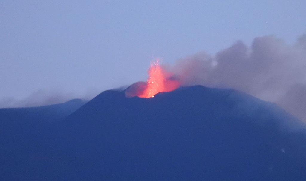 Activité strombolienne à la "bouche de selle" du cratère Sud-Est, le soir du 25 juillet 2020.