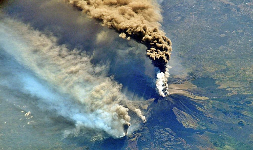 L'éruption du volcan Etna en octobre 2002 