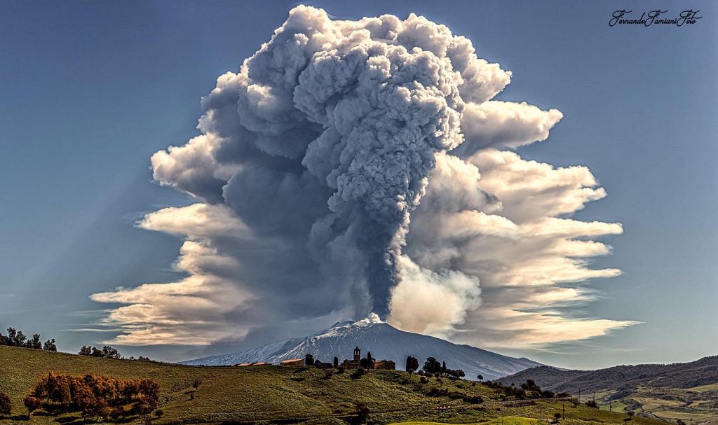 Photo de Fernando-Famiani. 12-mars-2021. Volcan Etna éruption, vue de Borgo-Giuliano