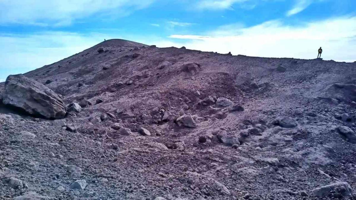 Bombes volcaniques de l’éruption du 10 février 2022 (2900 mètres d’altitude).&nbsp;Photo de Francesco Ciancitto
