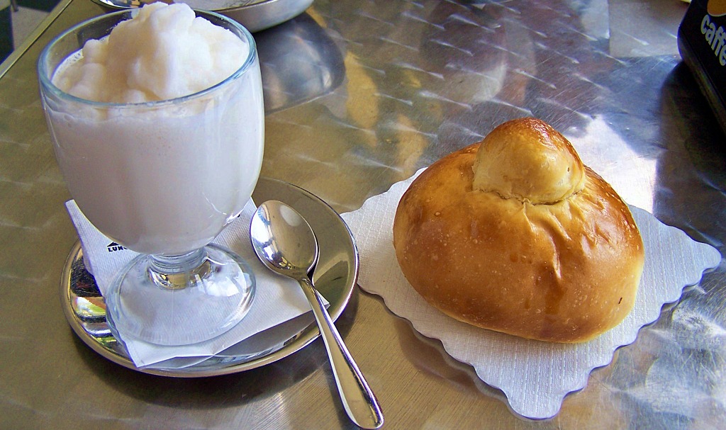 Granité au citron avec brioche. Spécialité de Catane en Sicile