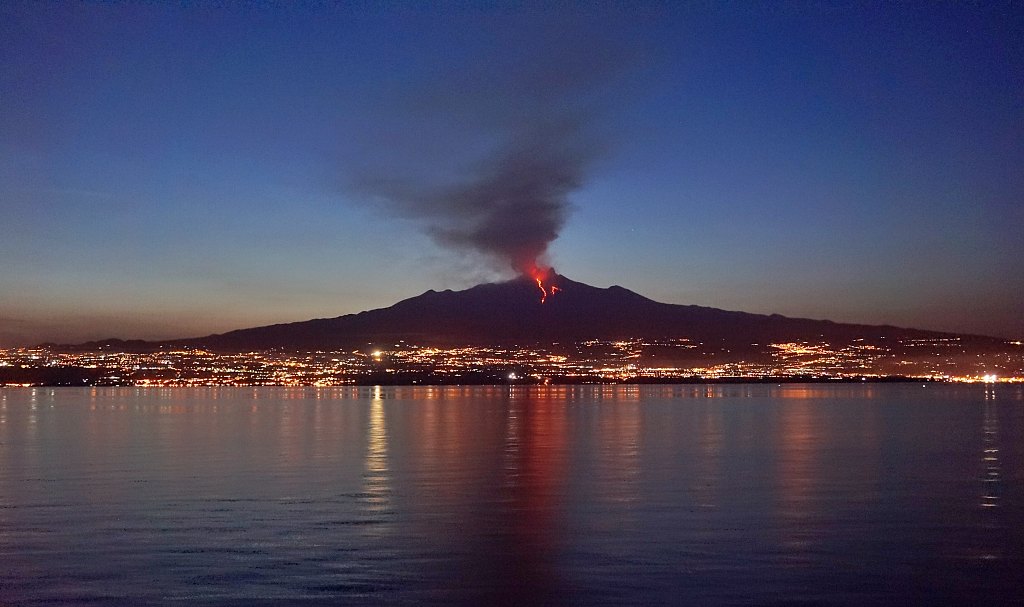 Éruption du volcan Etna, la photo est réalisée à partir du bord d'un bateau