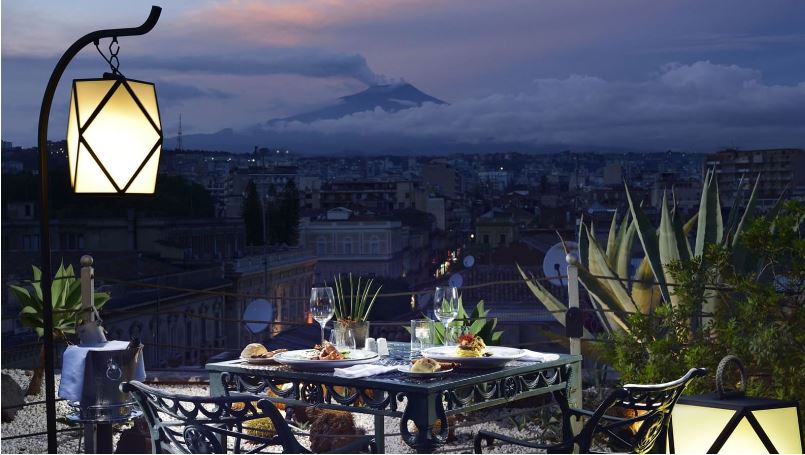 Le bar et restaurant "Etnea Roof by Una Cucina (Palace Catania)"