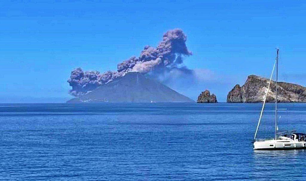Stromboli en éruption depuis Panarea, 19 mai 2021