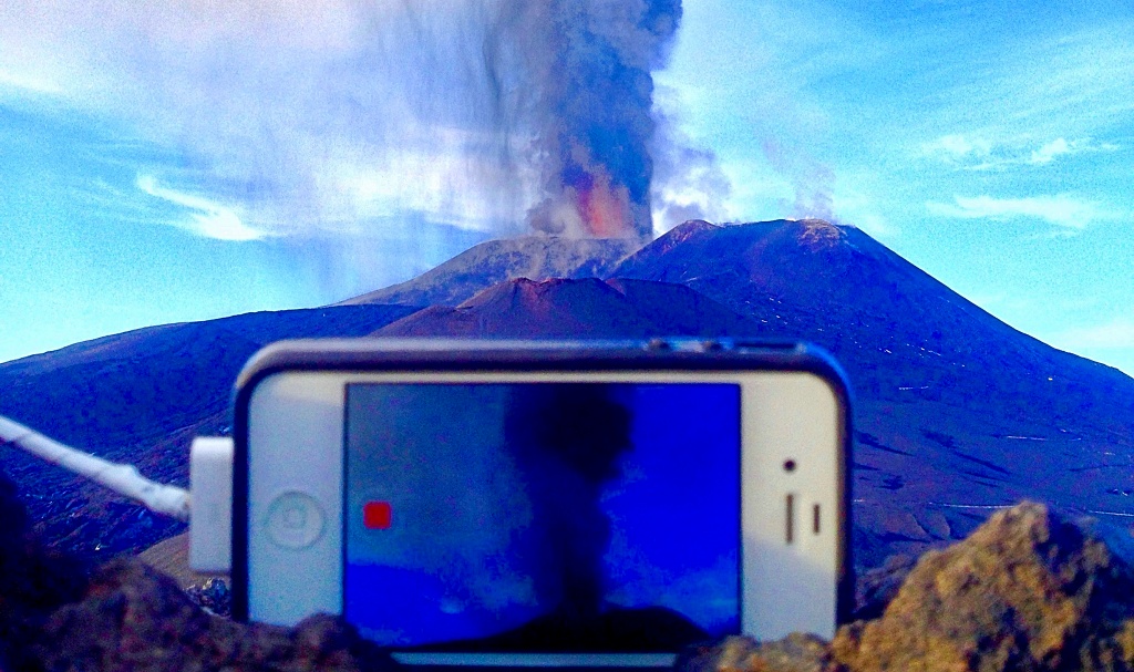 Téléphoner sur le volcan Etna pendant une éruption (décembre 2015) | Etna3340