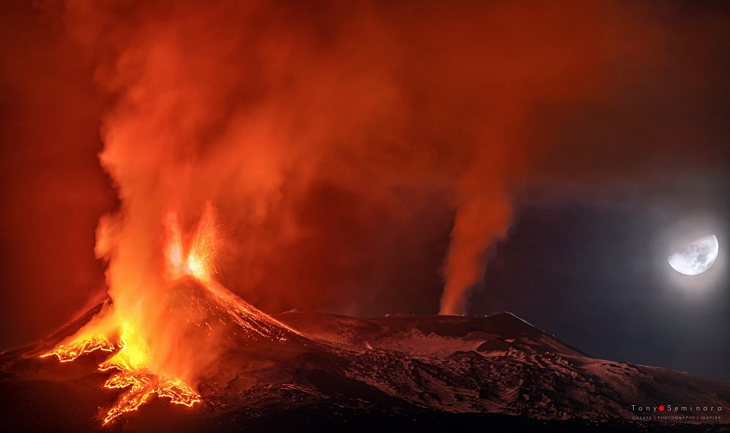 Photo de Tony Seminara. Volcan Etna en éruption avec la Lune