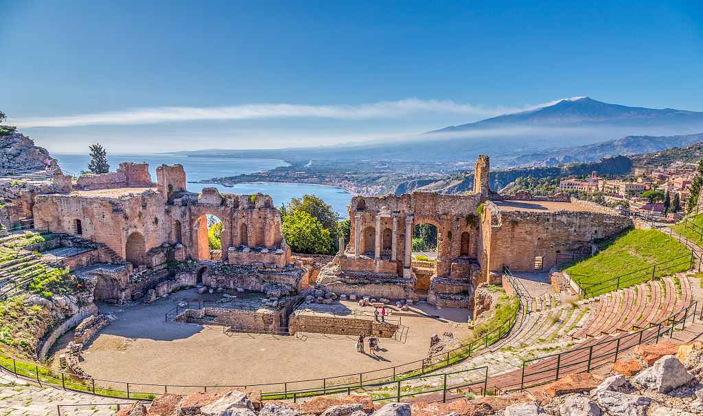 Le théâtre gréco-romain de Taormine avec vue sur l'Etna