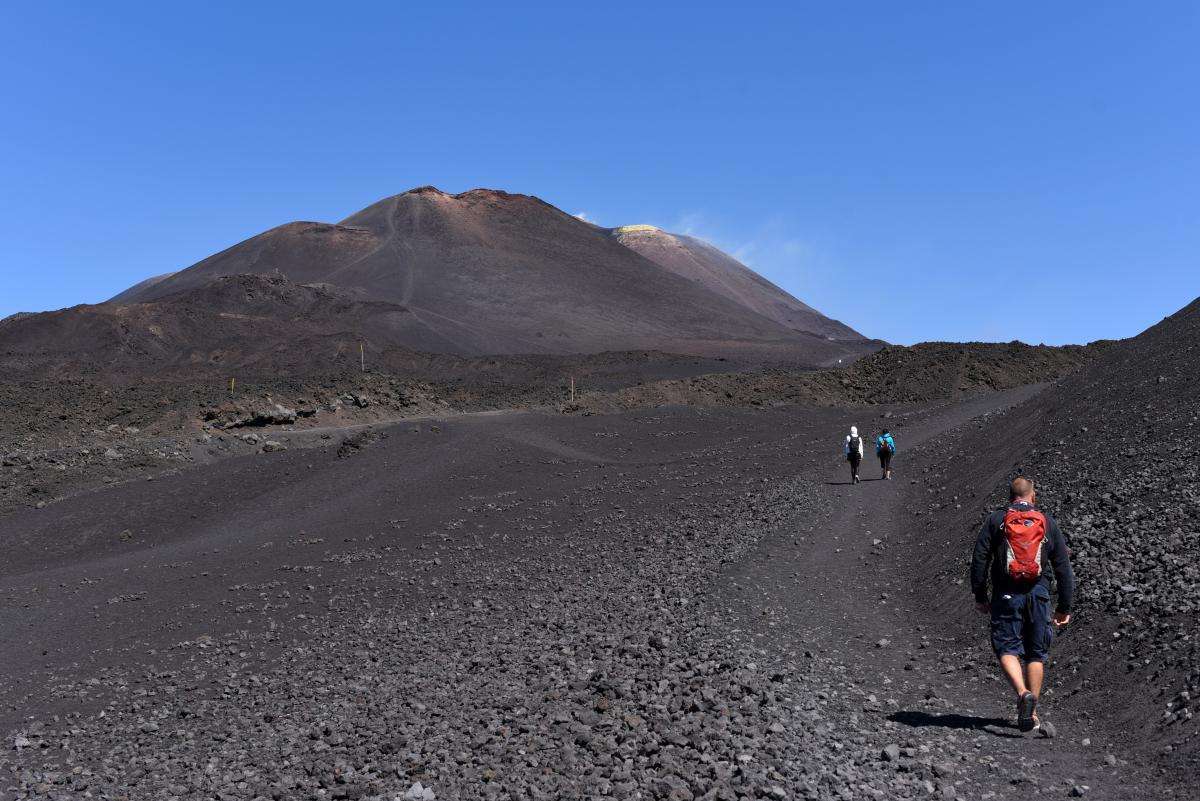 guide volcanologue etna, visite etna guide, randonnée etna avec guide