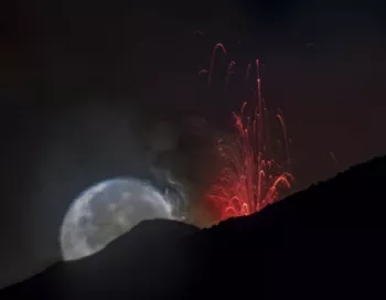 etna-eruption-lune-sommet-volcan-sicile