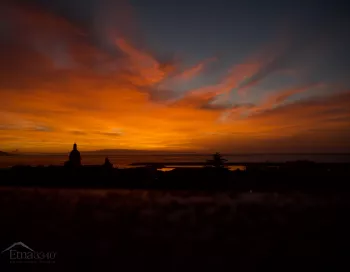 Vue panoramique du Marina di Riposto avec des voiliers et le volcan Etna fumant en arrière-plan, Sicile Orientale