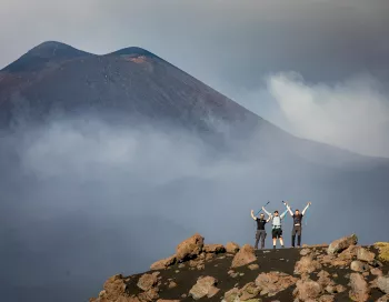 Enfants explorant les paysages lunaires du volcan Etna lors d'une excursion guidée en famille