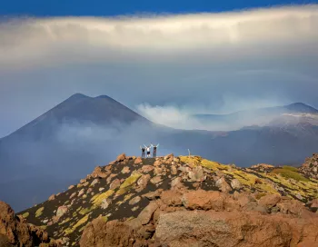 Vue panoramique de la Valle del Bove sur l'Etna montrant l'amphithéâtre de lave noire, les parois rocheuses abruptes et la mer Ionienne en arrière-plan