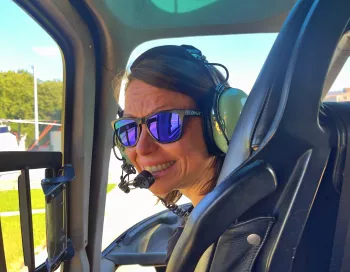 La guide volcanologue Sofia à bord de l'hélicoptère pour un survol de l'Etna