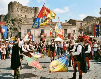 Lanceurs de drapeaux en costumes traditionnels lors de la fête médiévale de Motta Sant'Anastasia
