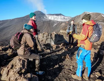 randonneurs sur le volcan etna en sicile
