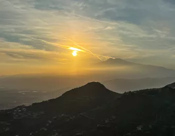 vue de l'etna depuis castelmola en sicile