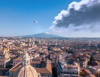 vue de catane et de l'etna en eruption