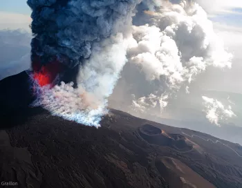 Panache de cendres et activité explosive au sommet du volcan Etna en mars 2026