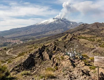 Paysage volcanique du versant sud-ouest de l'Etna montrant la zone du système de failles de Ragalna