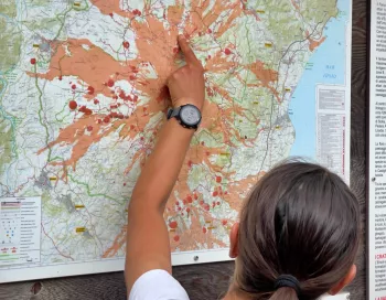 guide sofia montre la carte de l'etna