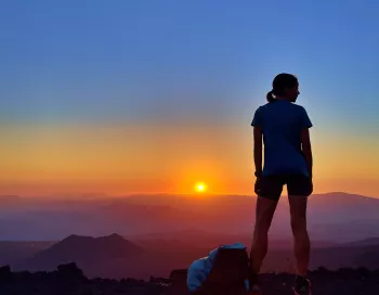 guide etna sofia au coucher du soleil sur le volcan etna