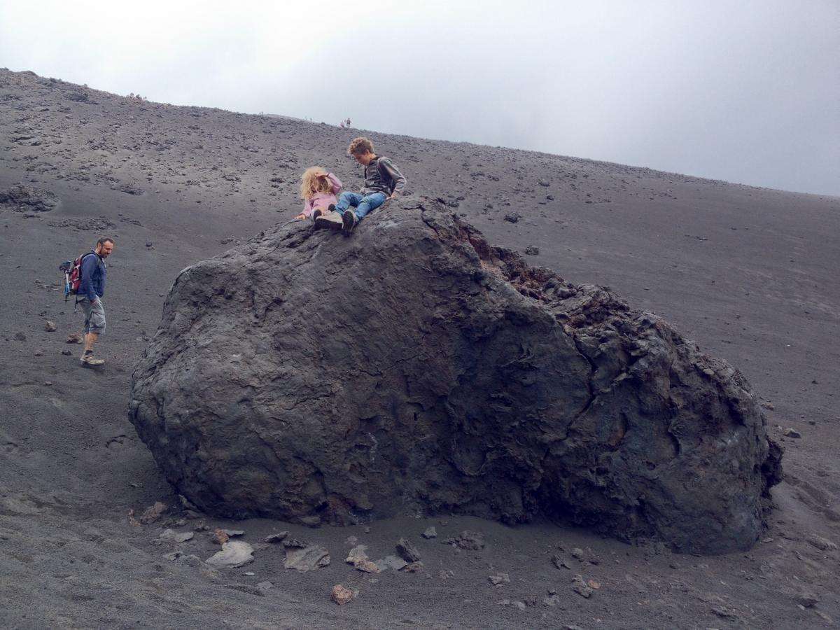 Les Enfants Sont En Vacances Et Prennent Une Photo Près Du Volcan